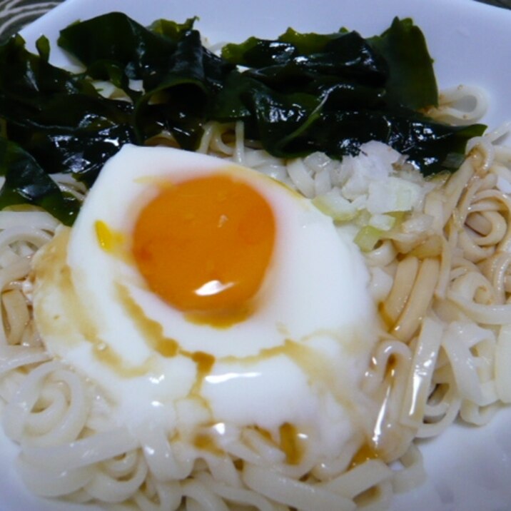 ぶっかけわかめうどん、温泉卵乗せ